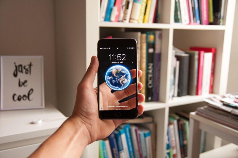 Cleaning Up Your Digital Space: 6 Effective Smartphone Tips